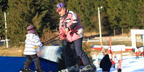 copil cu monitor schi valea prahovei foto adelina anei