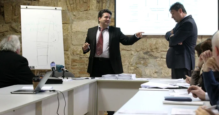 Expertul Roman Chirca îi arată şefului Agenţiei Medicamentului schema de formare a preţului la medicamente