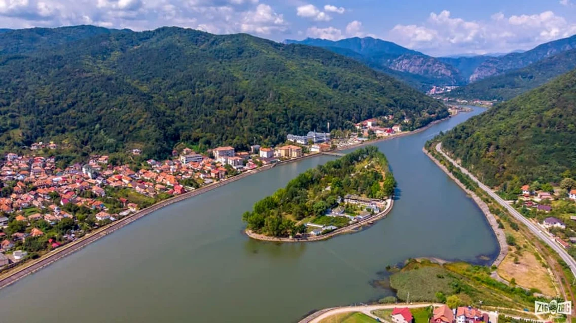 Insula Ostrov din staţiunea Călimăneşti - Căciulata judeţul Vâlcea- singura insulă locuibilă de pe Olt Foto Zig zag prin România