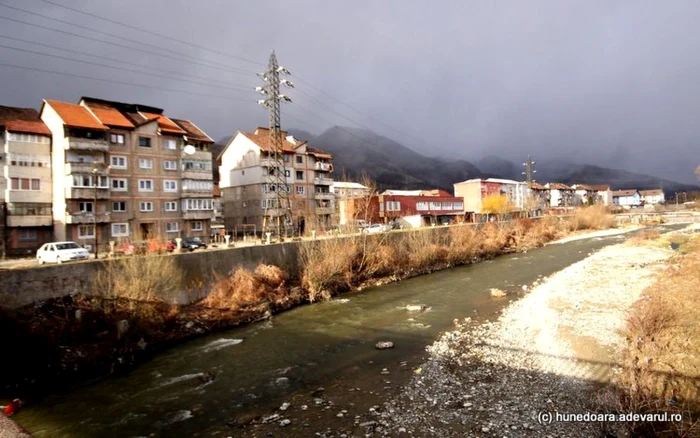 Râul Jiul de Est, la Petrila. Foto: ADEVĂRUL