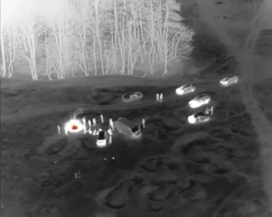 
    Mai mulți localnici din localitatea Pătrăuți, aflată în carantină, au făcut grătar la marginea păduriifoto: captură video  