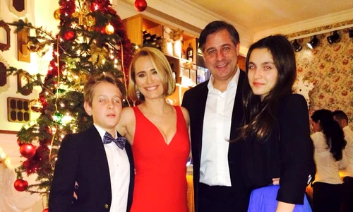 Andreea Esca, alături de soţul ei, Alexandre Eram, şi cei doi copii ai lor, Aris şi Alexia jpeg