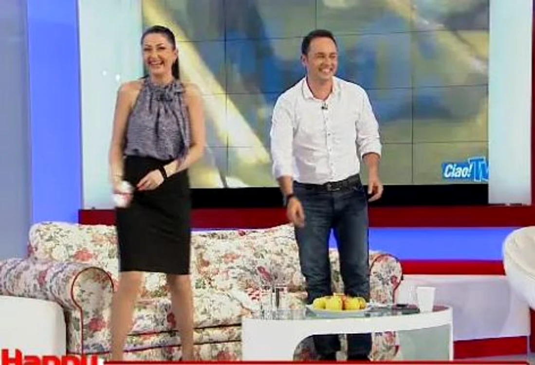 Gabriela Cristea a primit o pereche de chiloţi de la Marcel Toader (captură Pro TV)