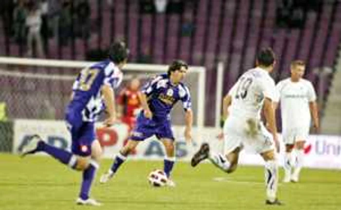 Cosmin Contra (la minge) continuă să joace pentru Timişoara