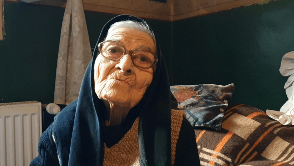 Fiul și nora, înmormântați în aceeași zi. Încercările cumplite ale unei românce de 94 de ani VIDEO