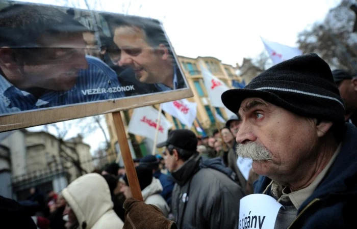 Participant
la protestul organizat în Budapesta împotriva articolului rasist
scris de cofondatorul partidului de guvernământ Fidesz FOTO AFP