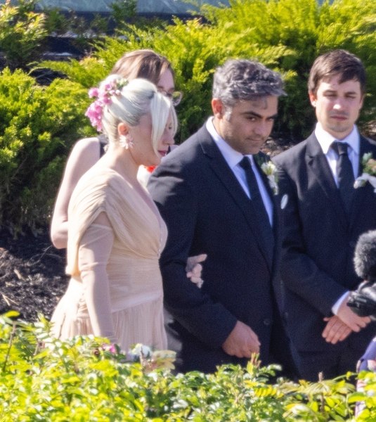 Cum răspunde Lady Gaga fanilor care cred că e însărcinată. Înnebuniți după fotografiile ei alături de Michael Polansky VIDEO