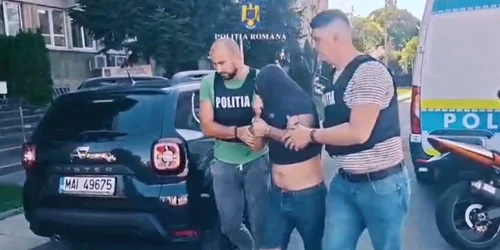 Bărbat reținut de polițiști pentru furt calificat Foto Captură video    Poliția Română jpg