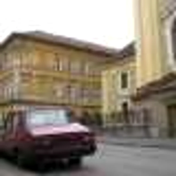 Rablă abandonată în spatele Domului Catolic