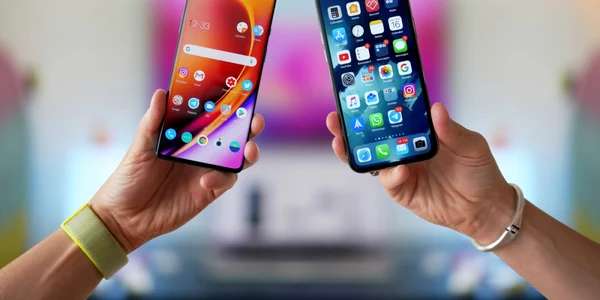 Smartphone cu Android smartphone cu iOS FOTO Shutterstock