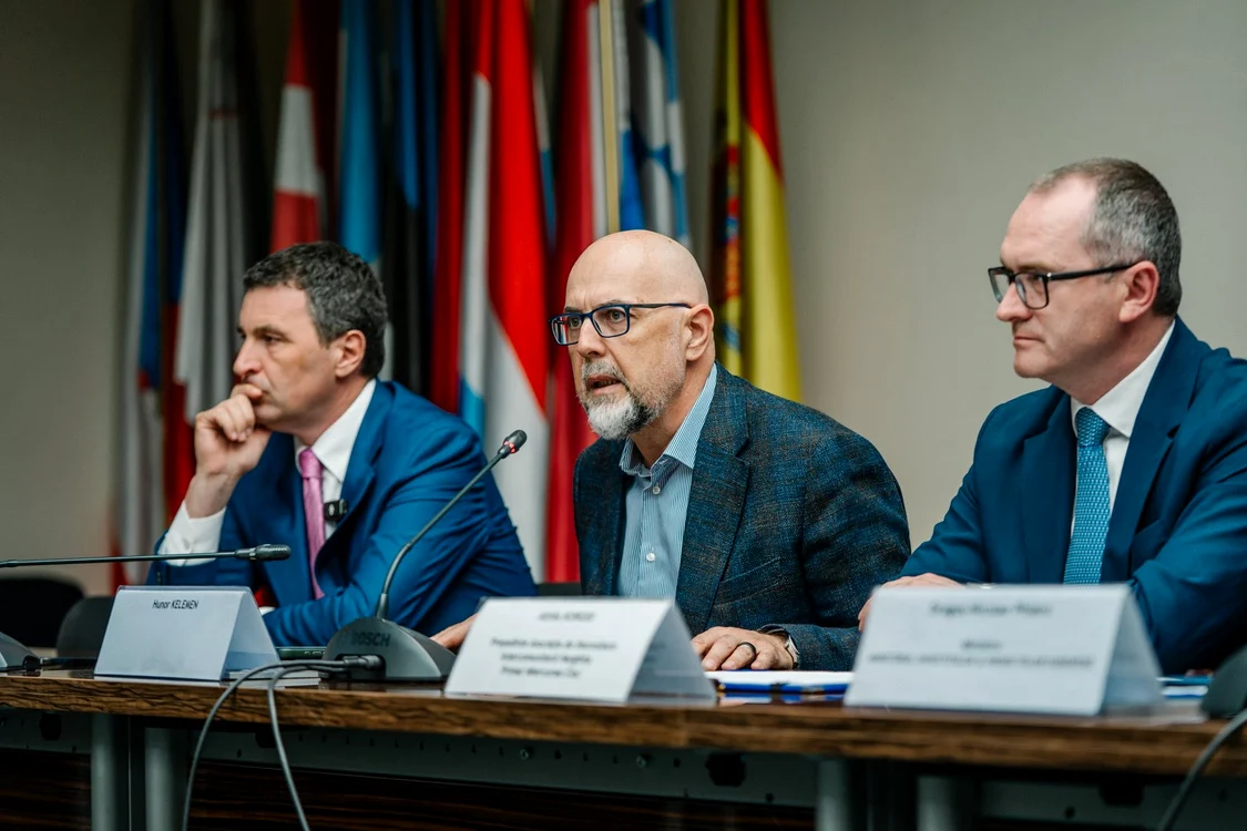  UDMR și fundația sa au fost acuzate de organizații civice că ar fi favorizat indirect Fidesz.