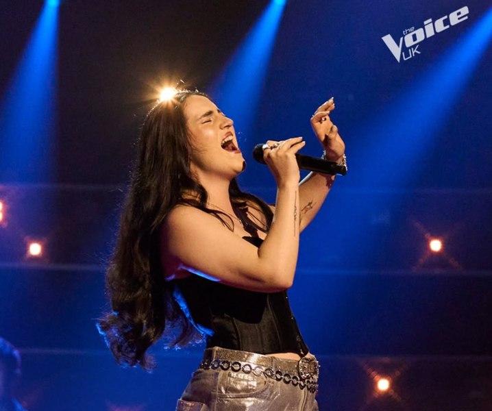 O româncă de 24 de ani a întors toate cele patru scaune la „The Voice UK”. Cine este Teodora Sava