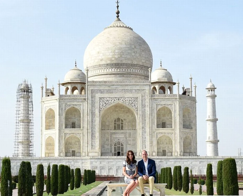 
    Kate și William au pozat în fața Taj MahaluluiFoto: Getty  