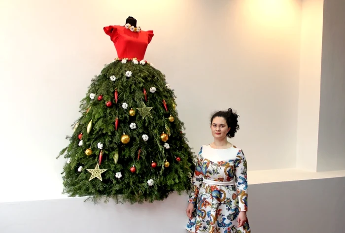 Raluca a reuşit să dea o utilizare cu totul aparte cetinei de brad   FOTO Florentin Coman