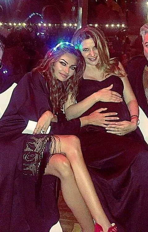 Mădălina Ghenea o mângâie cu grijă pe burtică pe ştirista PRO TV, Amalia Enache