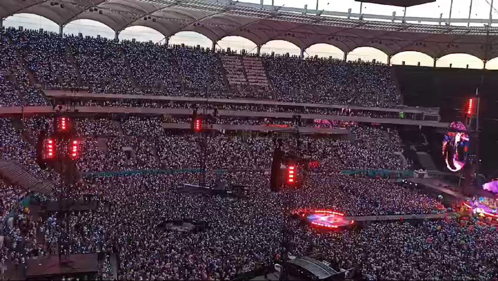 Huiduieli la concertul Coldplay de pe Arena Naţională. Un manelist a cântat in mijlocul concertului. „Mi s-a dus tot cheful” | VIDEO