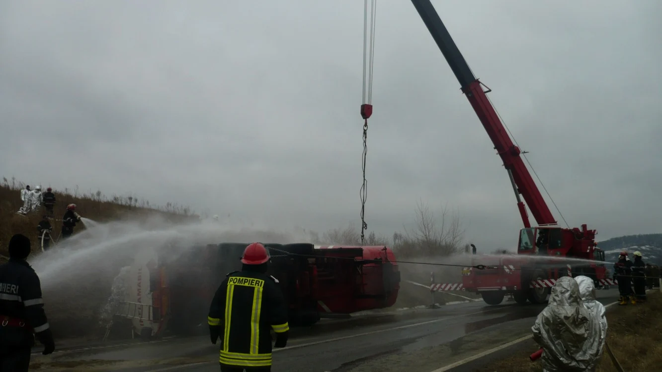 Traficul pe DE 581 a fost restrcţionat din cauza cisternei răsturnate