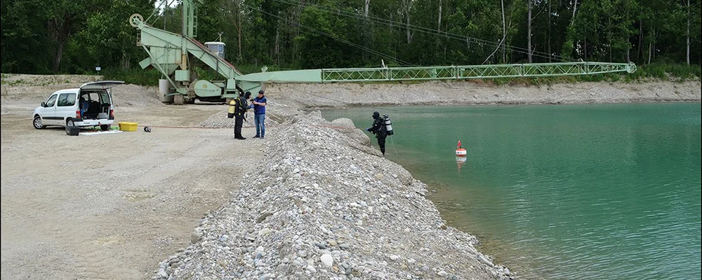 dunare jpgExploatarea de pietriș din Deinham. Scafandrii investighează locul descoperirii barelor de fier