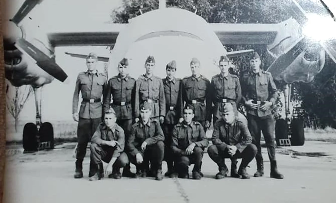 Iulian Preda (primul din stânga, în picioare) era militar în termen în 1989 FOTO: arhiva personală