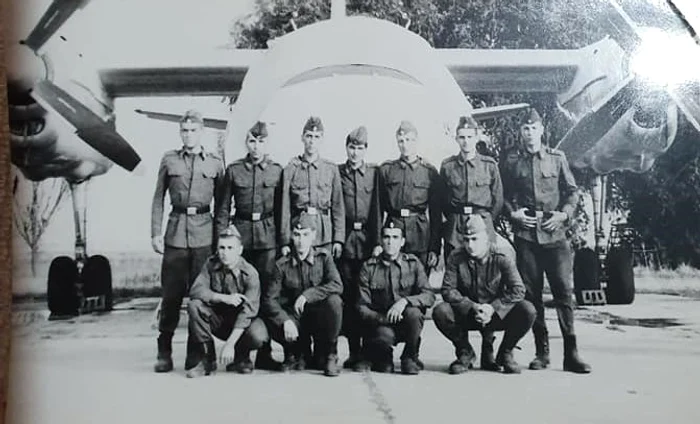Iulian Preda (primul din stânga, în picioare) era militar în termen în 1989 FOTO: arhiva personală