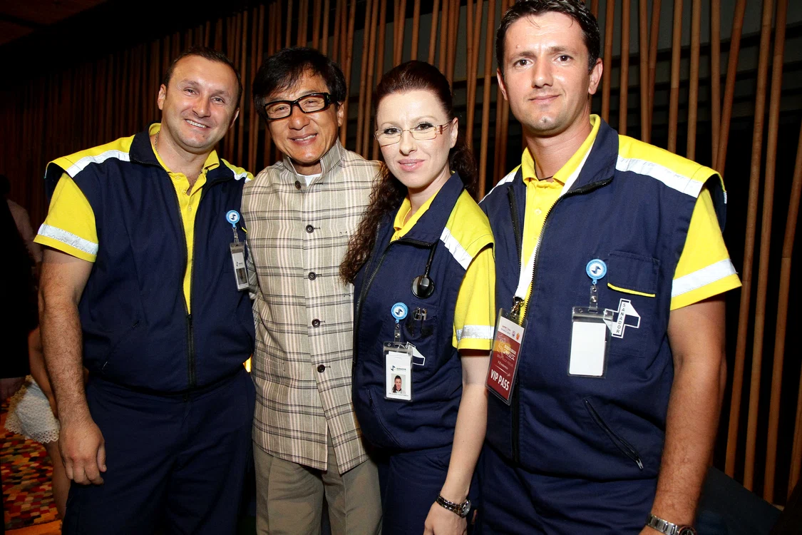 Aceştia sunt medicii care au avut onoarea să petreacă o zi cu Jackie Chan