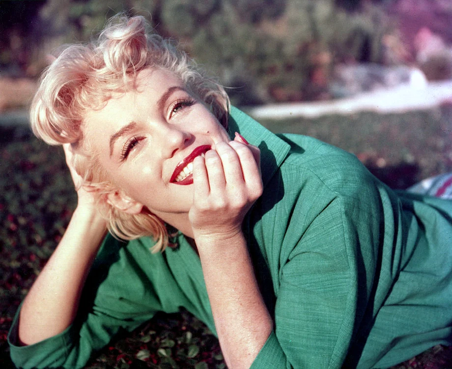 Aceasta s-a născut cu numele Norma Jeane Mortenson.