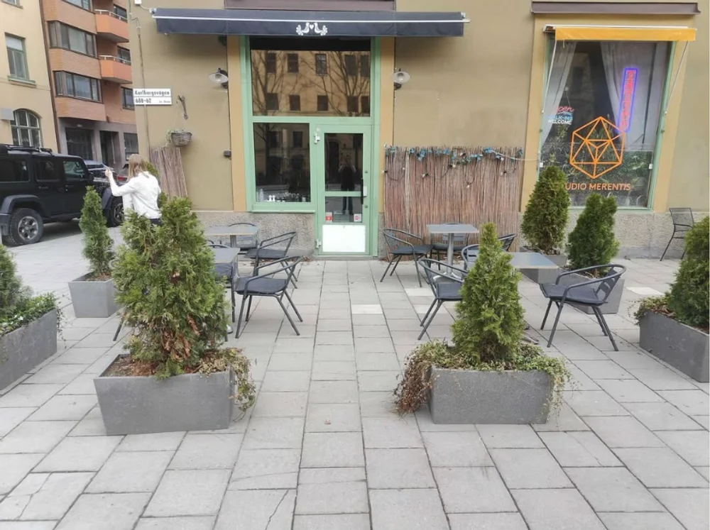 Orașul din Europa care are prima cafenea condusă de un AI. Erori bizare în administrare: a comandat 15 kg de roșii, ulei de gătit