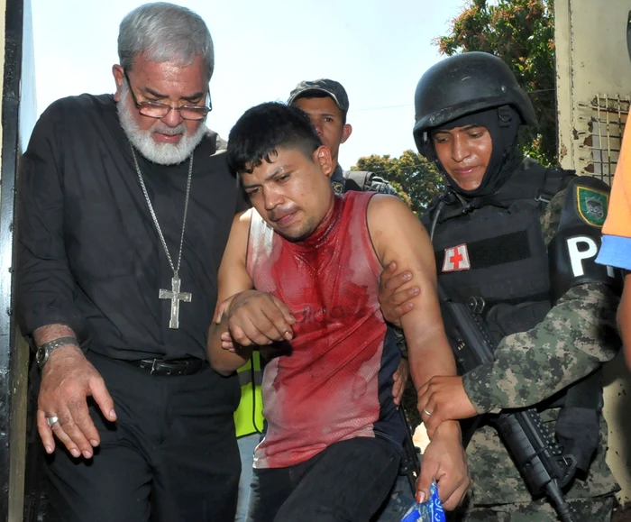 Criminalii sunt aduşi de gardieni şi de preoţi şi sunt lăsaţi înăuntru de capul lor