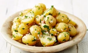 salata de cartofi cu ceapa si patrunjel jpeg