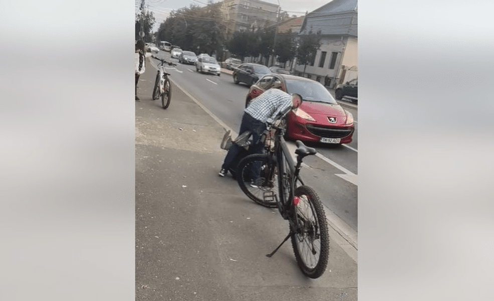 Șofer bătut de biciclist, la Timișoara. Fetița agresorului plângea îngrozită: „Tati, te rog, oprește-te!“ VIDEO