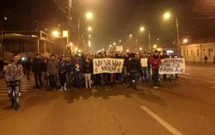 Proteste 5 noiembrie 2015. "Nu vă mai vrem" şi "Jos sistemul: Demisia CJ Brăila" au scris tinerii pe bannere. FOTO: Alina Tatu