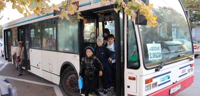 Transportul şcolarilor se face cu autobuzele transport public