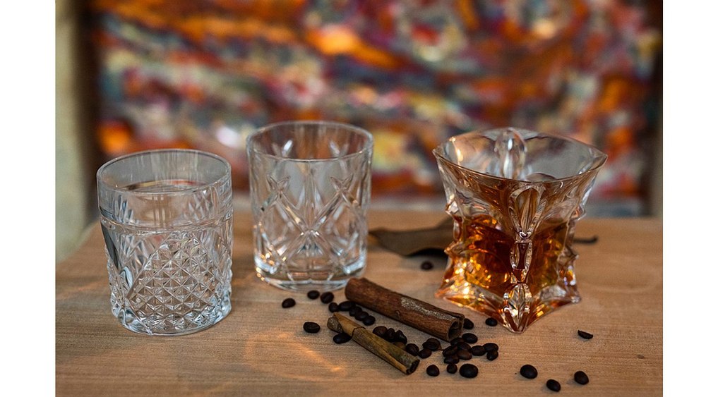 Cum recunoști un set de pahare whisky din cristal autentic?