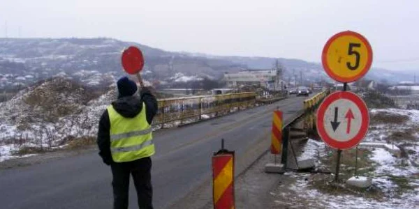 Traficul se desfăşoară la Ciochiuţa, pe un sens, pe podul de peste râul Huşniţa
