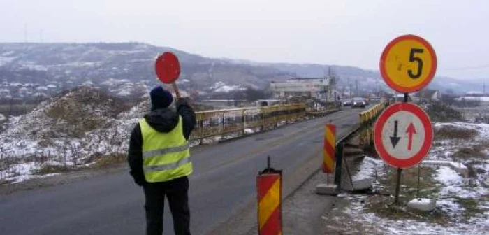 Traficul se desfăşoară la Ciochiuţa, pe un sens, pe podul de peste râul Huşniţa