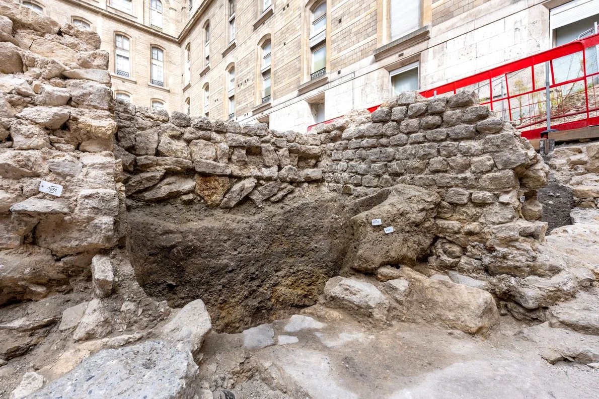 Un zid antic descoperit pe Île de la Cité, în apropierea Catedralei Notre-Dame