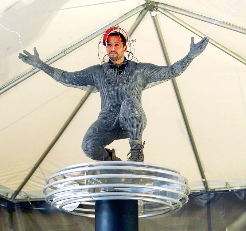 
    Dacă adoarme sau dacă  va avea halucinaţii, David  Blaine va fi făcut scrum  într-o miime de secundă  