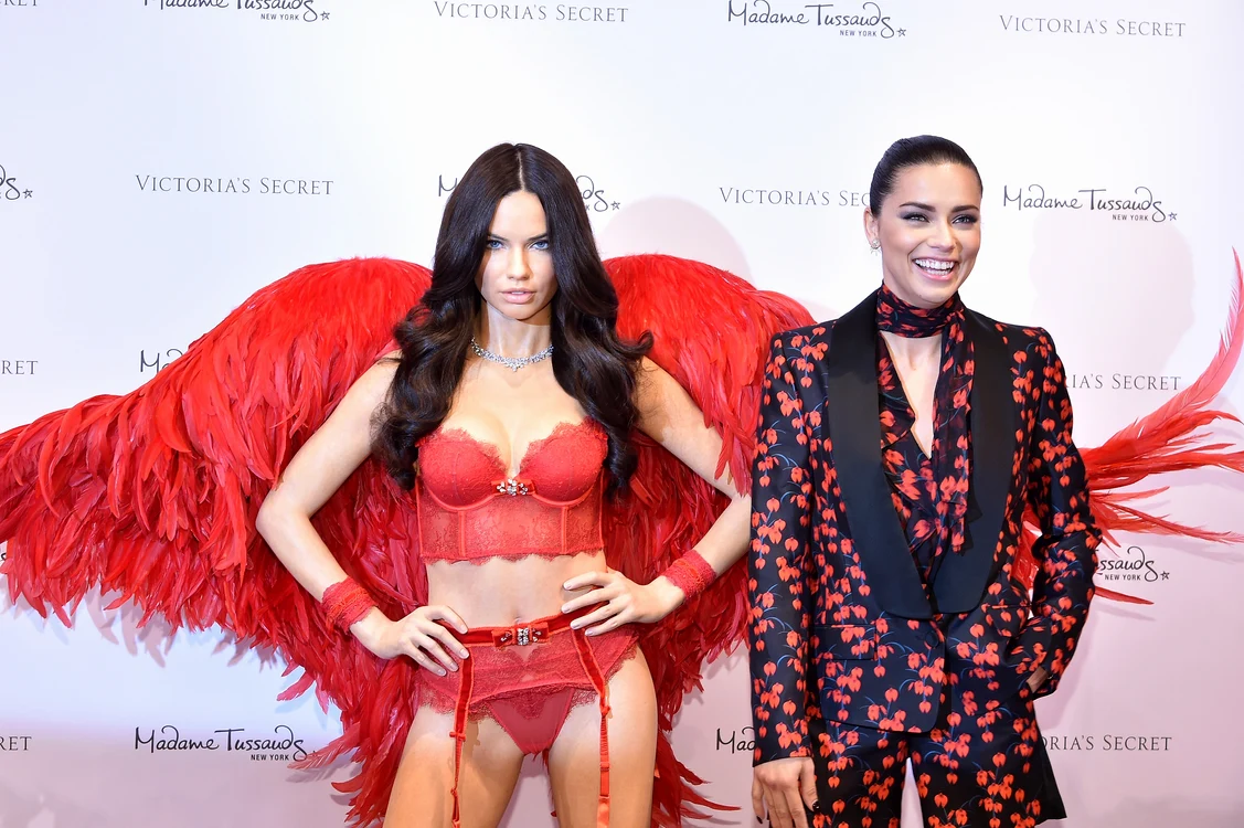 Adriana Lima lângă statuia sa de ceară de la Madame Tussauds