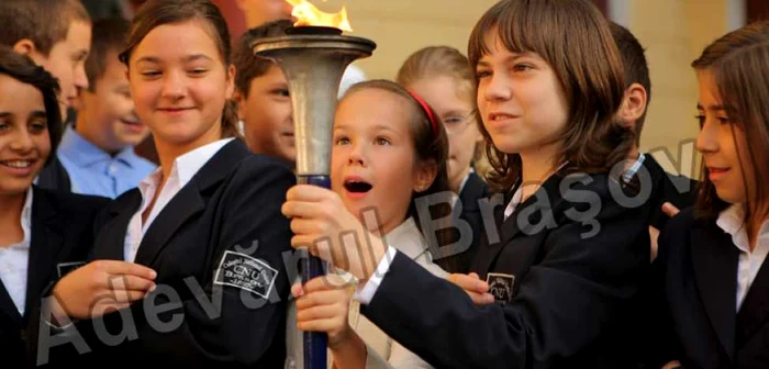 Elevii de la Colegiul Naţional „Unirea“ au fost încântaţi să ţină în mână flacăra olimpică. FOTO: Bogdan Crăciun