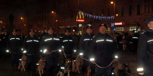 Polițiștii au defilat cu câinii din dotare