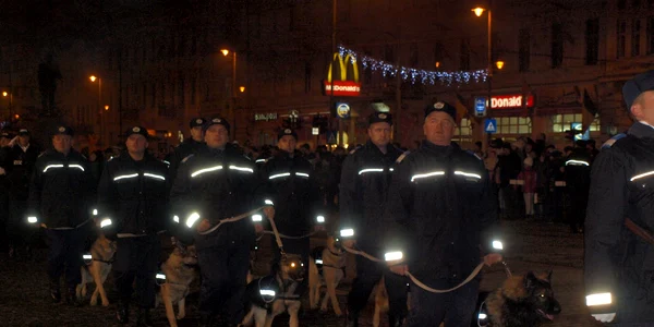 Polițiștii au defilat cu câinii din dotare