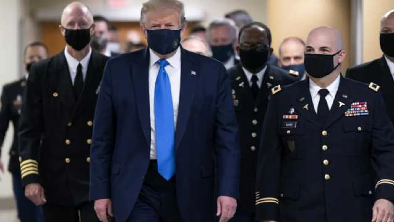 Donald Trump purtand masca FOTO EPA-EFE
