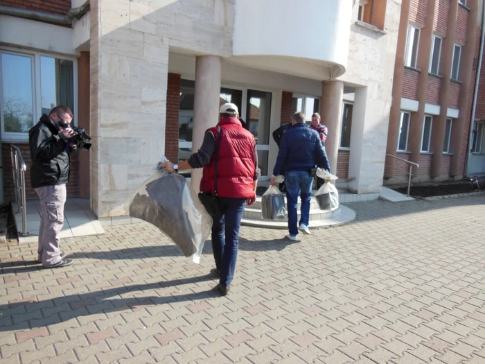 Obiecte ridicate de poliţişti la percheziţii