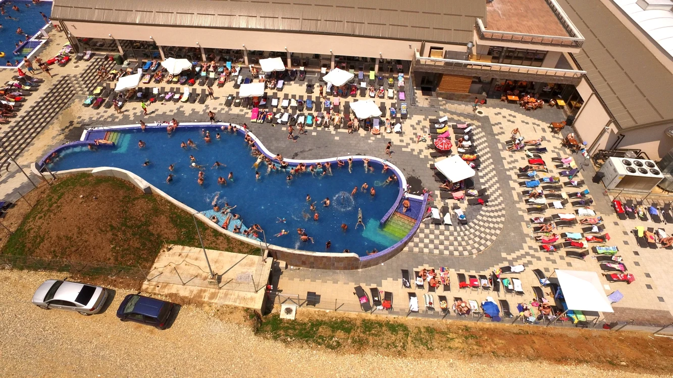 
    Turiştii uită de vipie la piscinele din Aqua Park  