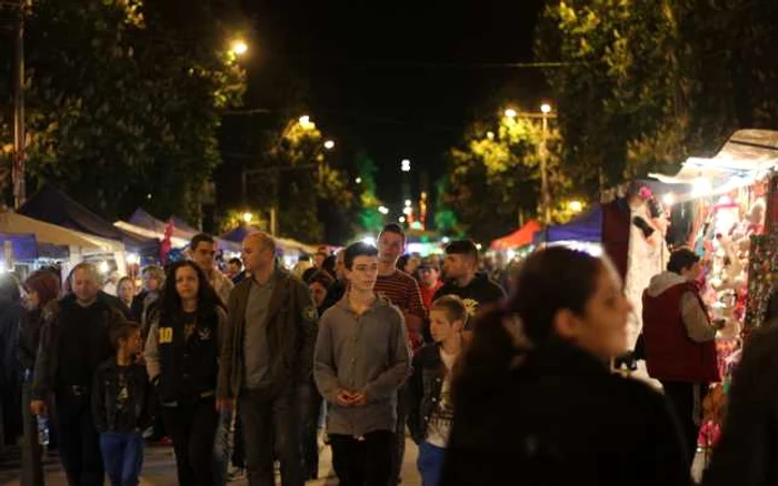 Oamenii au aglomerat principalul bulevard al oraşului. FOTO: Daniel Guţă.