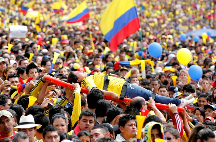 Îmbulzeala din Parcul Simon Bolivar a fost atât de mare încât paramedicii au putut scoate cu greu o femeie căreia i se făcuse rău