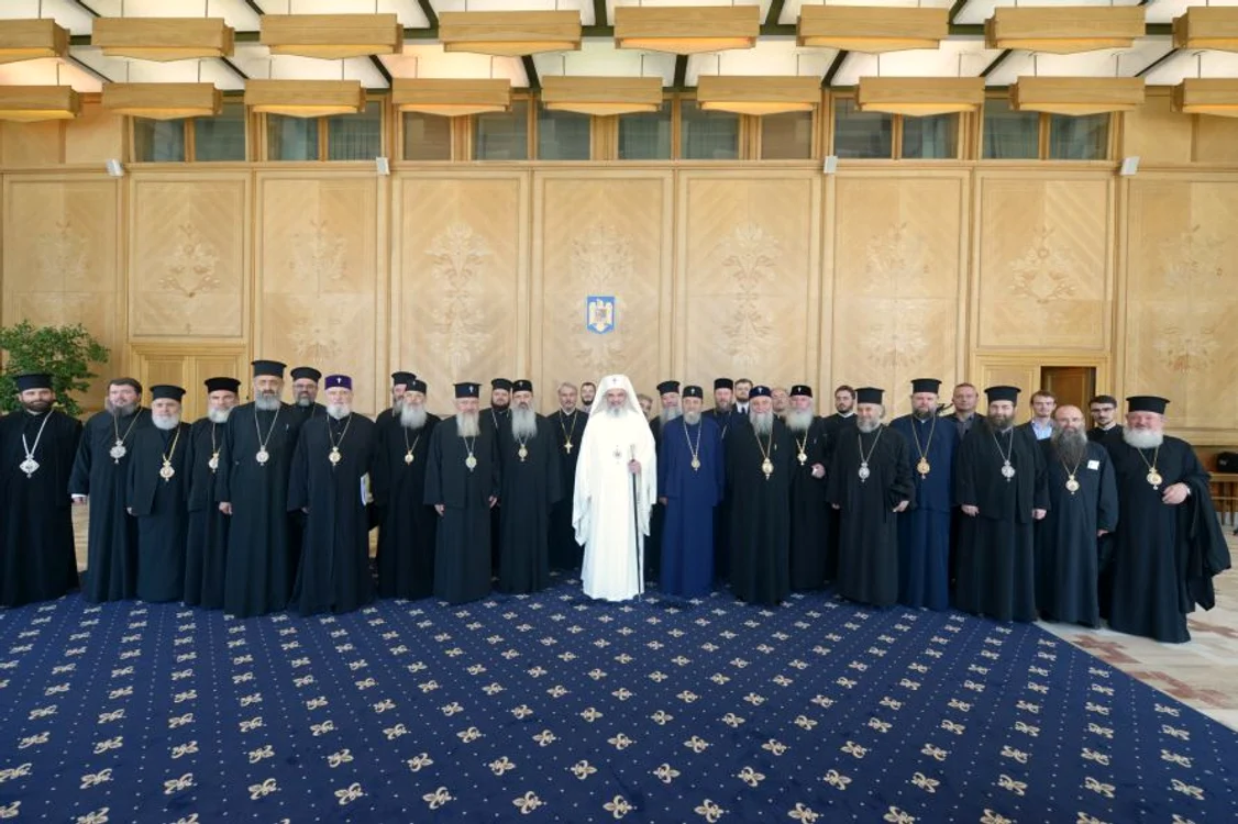 
    Membrii delegației Patriarhiei Române, conduse de Preafericitul Daniel, respectă deciziile luate în comun de primații tuturor Bisericilor Ortodoxe din întreaga lumefoto: www.basilica.ro  