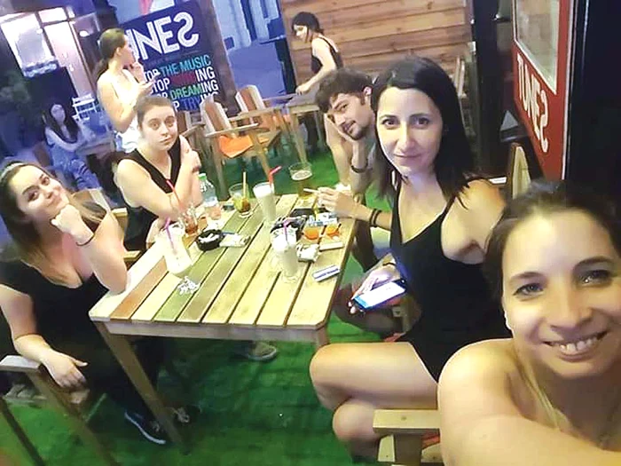 Ana Maria Pantaze merge cu prietenii la karaoke şi se relaxează cântând