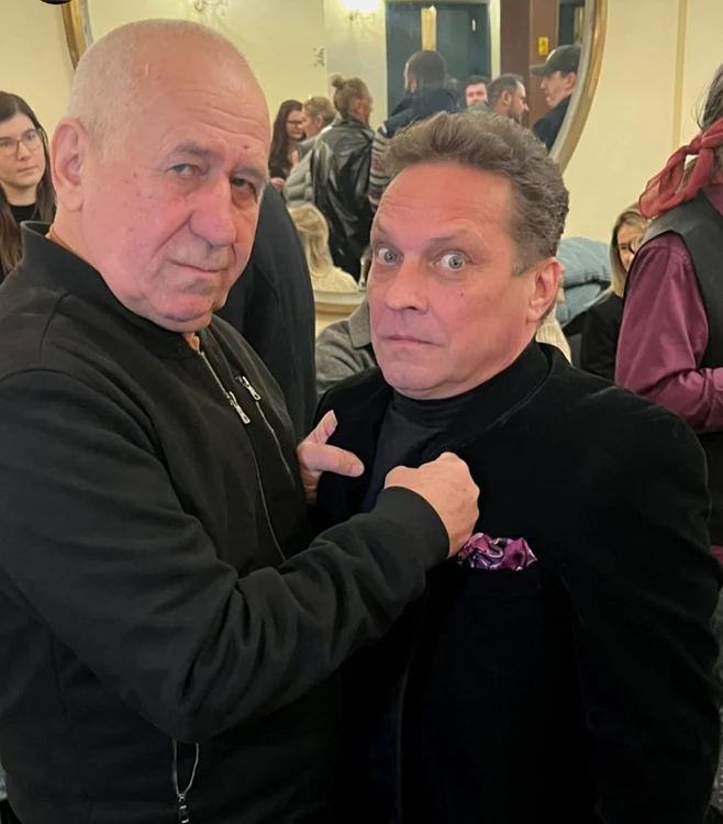 Tătuțu și Pelicanul  au refăcut o scenă  amuzantă din serial. Foto: facebook/teatrul de comedie, ghe