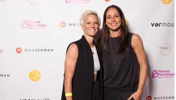 
    Megan Rapinoe (stânga) și Sue Bird  